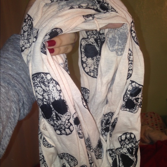 Skull print infinity scarf