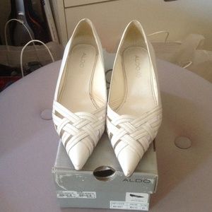 Aldo pointy white shoes with small heel