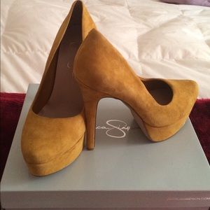 Jessica Simpson (Waleo) pumps.