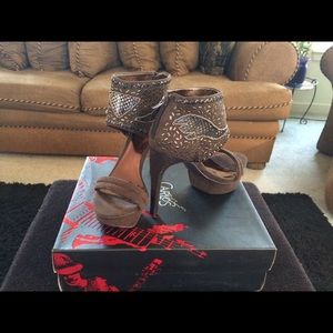 Carlos Santana (Palermo) open toe heels.