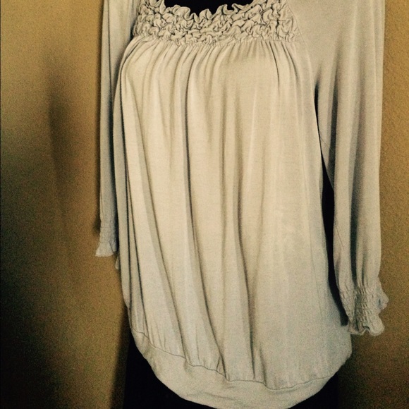 Beautiful gray top - Picture 3 of 3