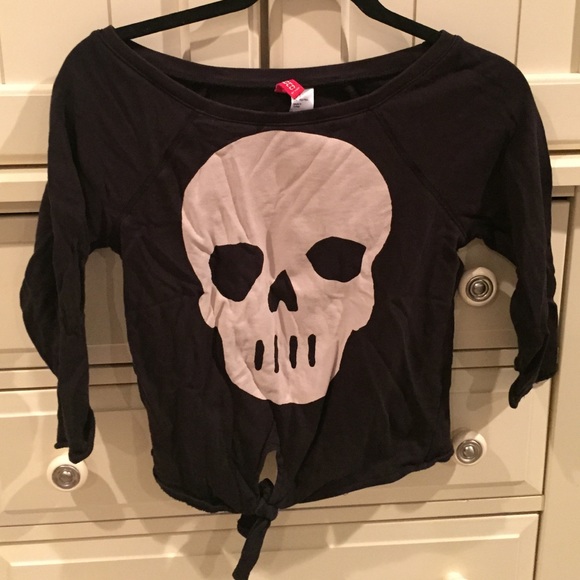 Black skull shirt