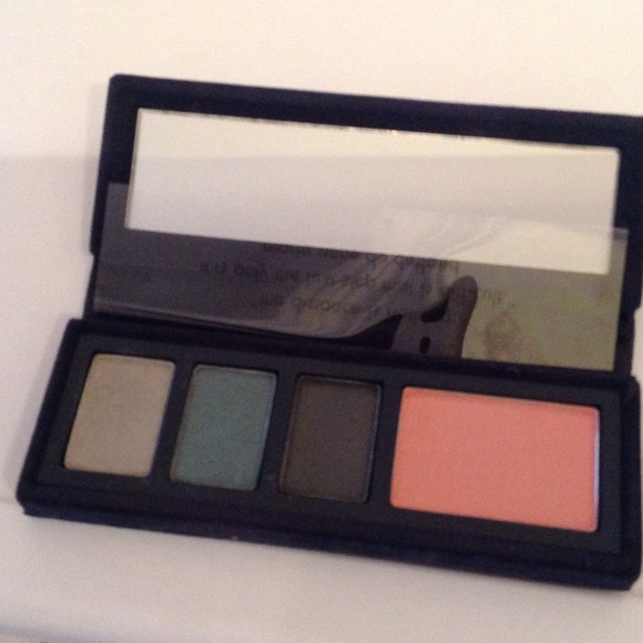 Stila Eyeshadow Palette - Picture 1 of 1