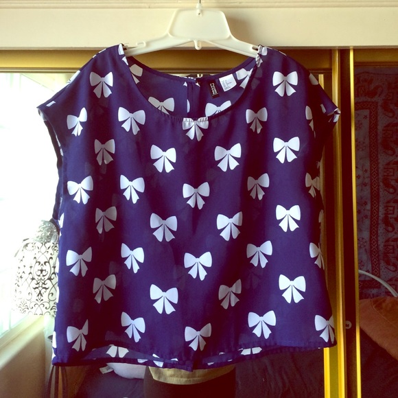 Blue bow print crop top