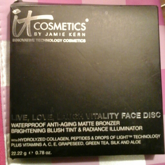 It cosmetics live love laugh vitality disc bronzer