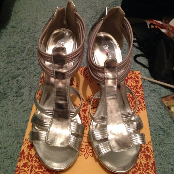 Silver strappy heel for the right dress 7.5