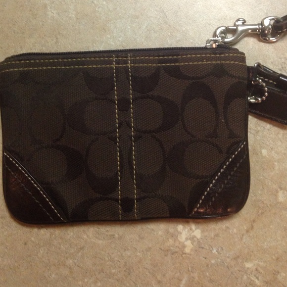 Brown coach wristlet - Picture 2 of 3