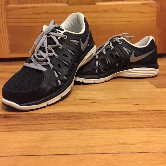 Black Nike Dual Fusion sneakers