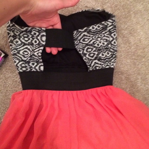 Coral strapless dress - Picture 2 of 2