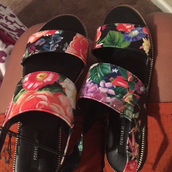 floral sandals from forever 21 - Picture 2 of 3