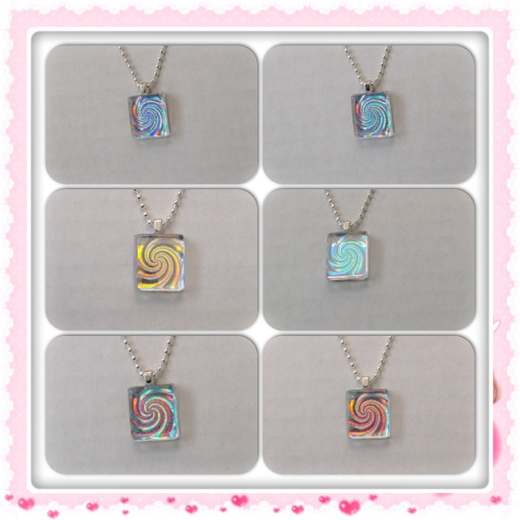 NWOT Holographic Swirl Necklace (Changes Color) - Picture 2 of 2