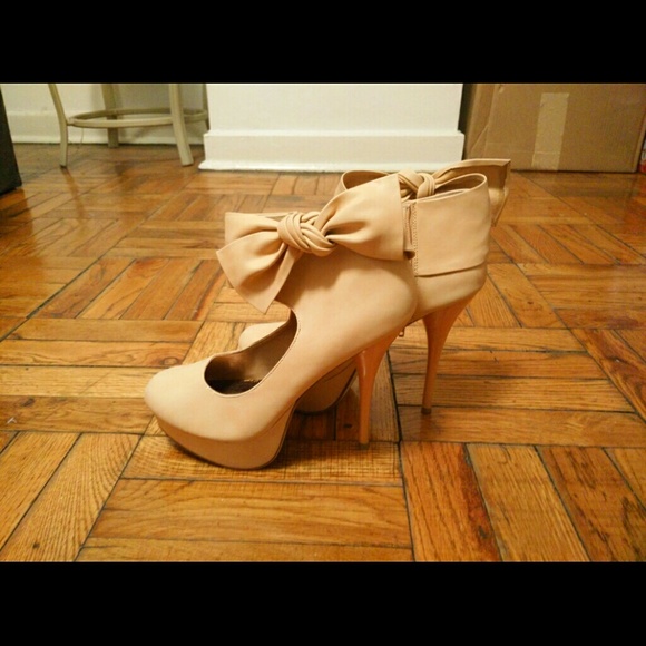 Nude Pumps w/ Bow