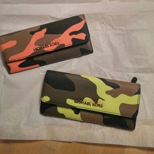 Michael kors soft wallet (lime camo)