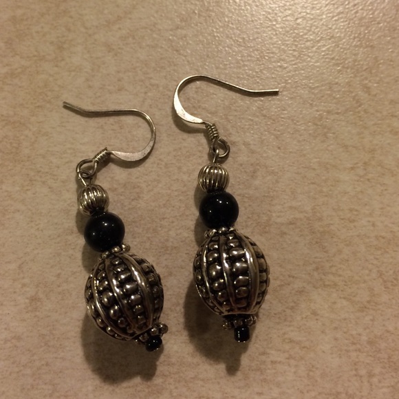 Earring, necklace, & bracelet set in blue & red. - Picture 3 of 4