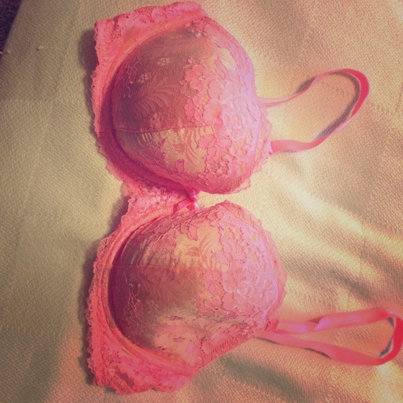 VS pink lacy bra!!
