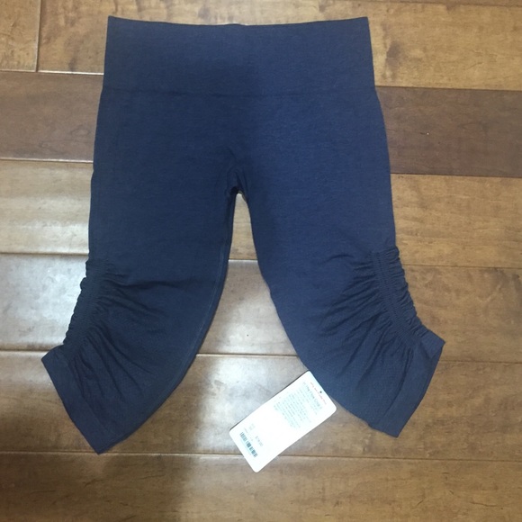 NWT lululemon in the flow crops blue sz 10 NO TRDS