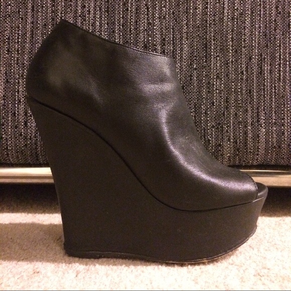Steve Madden Wiicked peep toe wedges
