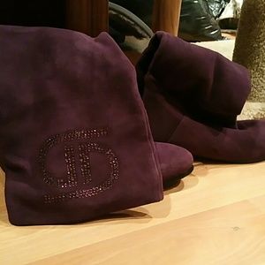 11/2020 Purple suede boots with fur inside
