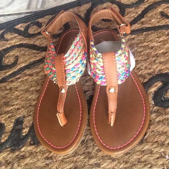 Girls brown thing flat