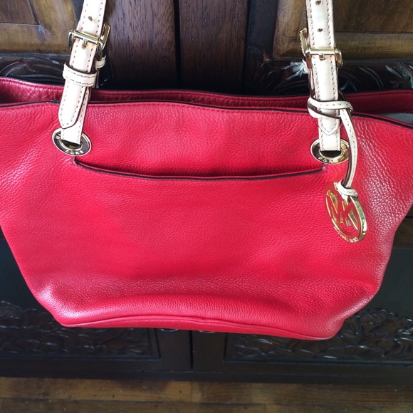 Michael kors bag, beautiful red all leather .