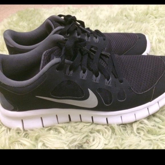 ( ISO ) black and white nikes ! Frees or roshes