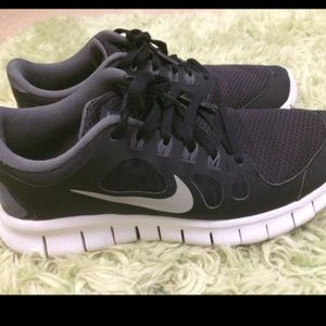 ( ISO ) black and white nikes ! Frees or roshes