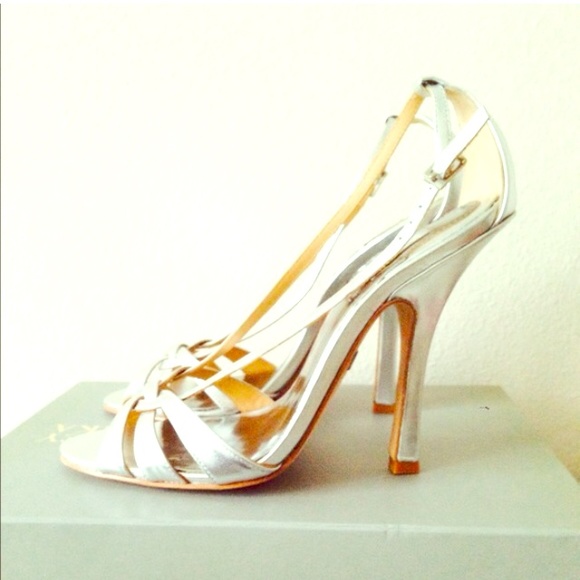 NIB Badgley Mischka silver leather strappy heels - Picture 1 of 4