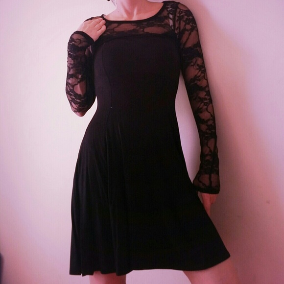venus Dresses & Skirts - Long sleeve lace dress