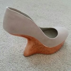Heeless wedges.