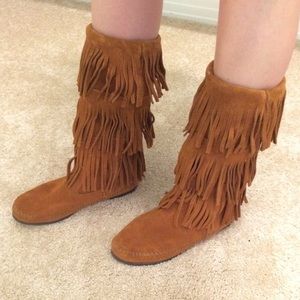 Minnetonka Women's 3- Layer Fringe Boot (size 7)