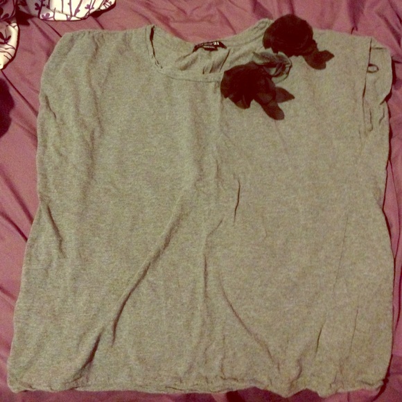 Grey t-shirt with flowers - Picture 1 of 2