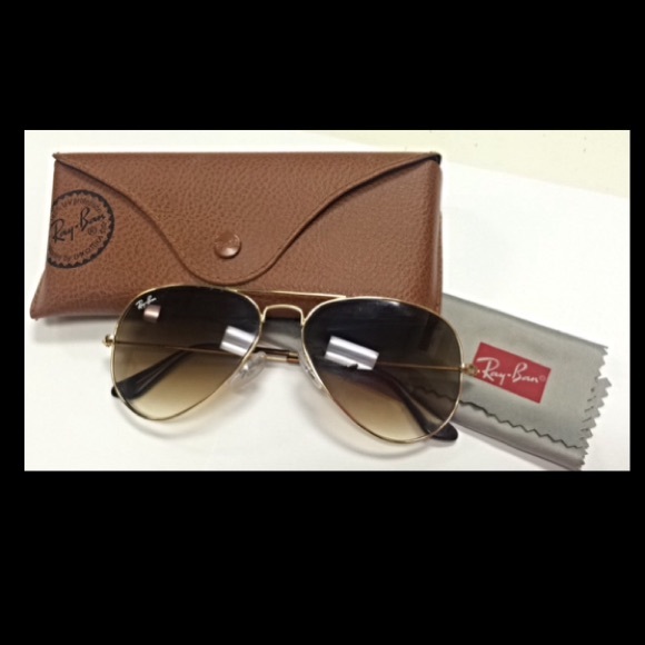 Gold framed Ray-Ban sunnies ✌️😎