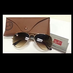 Gold framed Ray-Ban sunnies ✌️😎