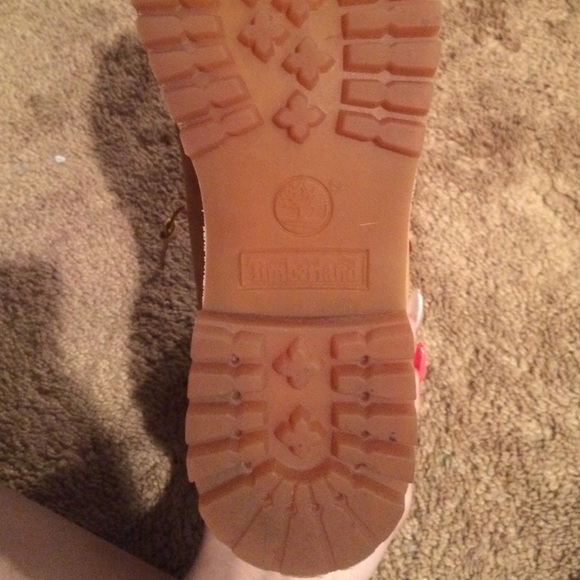 Size 6 in boys but size 8 in girls timberlands - Picture 3 of 3