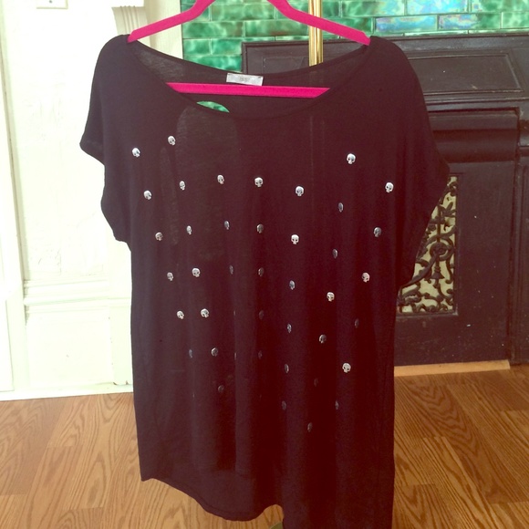 Black skull cutt out top