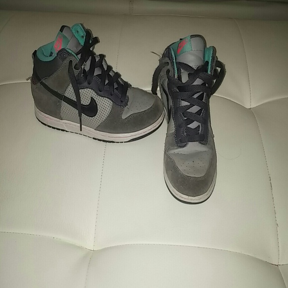 Sold. 🚫🚫🚫⛔⛔Girls NIKE IN GOOD CONDITION SZ 2Y