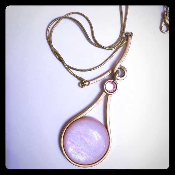 ✨Express beautiful gold and pink necklace. ✨