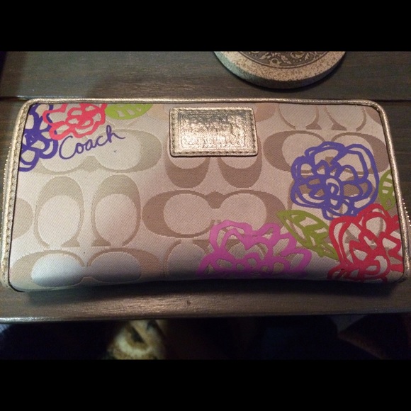 Daisy appliqué zip around. Coach wallet