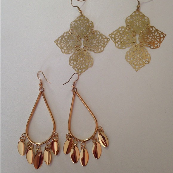 Jewelry - Gold earring bundle