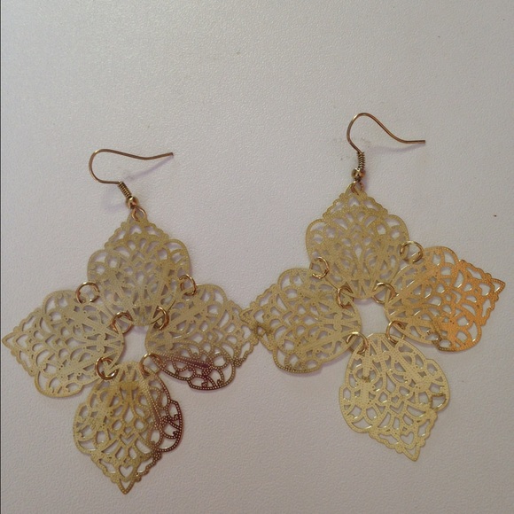 Gold earring bundle - Picture 3 of 3