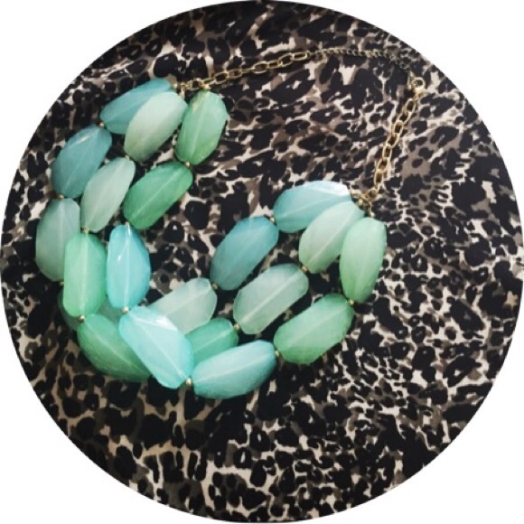 ❤️SOLD❤️Turquoise/mint stone necklace