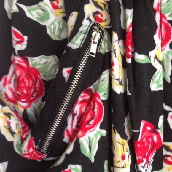 Forever 21: Floral Skirt with pockets! - Picture 2 of 2