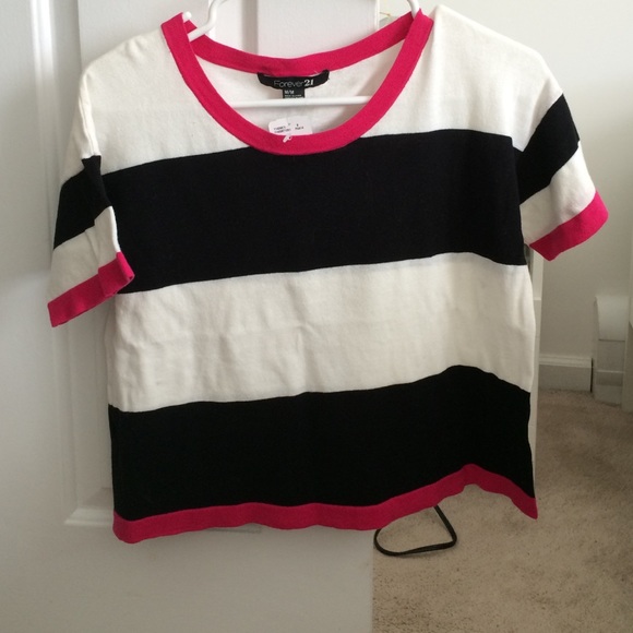 A short sleeve top top