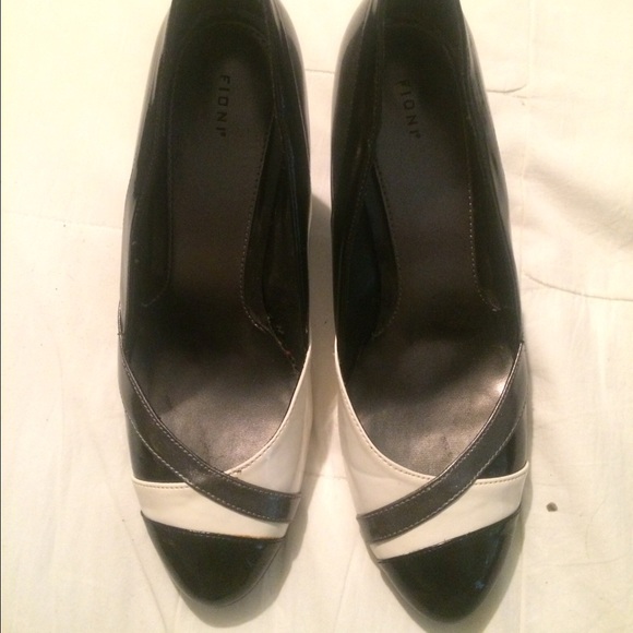 Black white gray pump