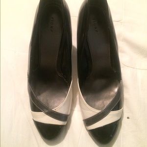 Black white gray pump