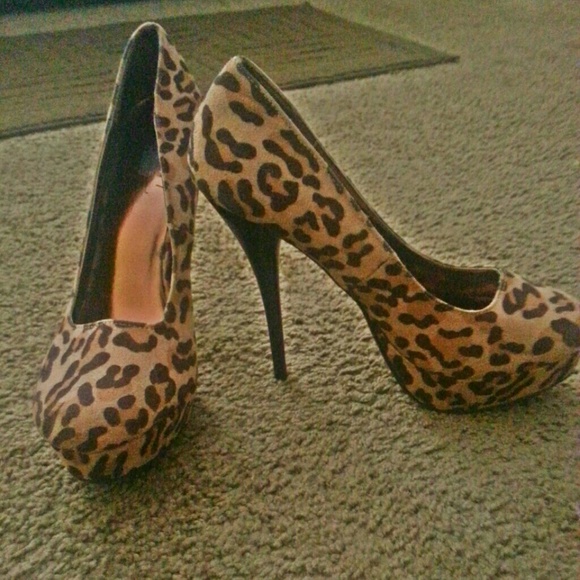 I am selling shoes .