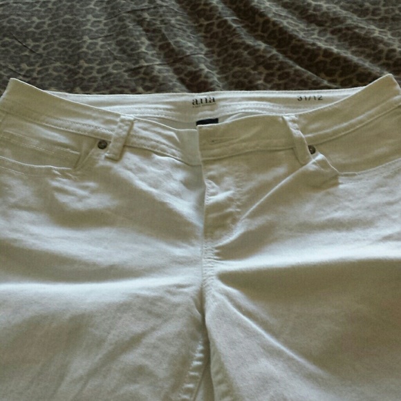 White Capri pants no stains