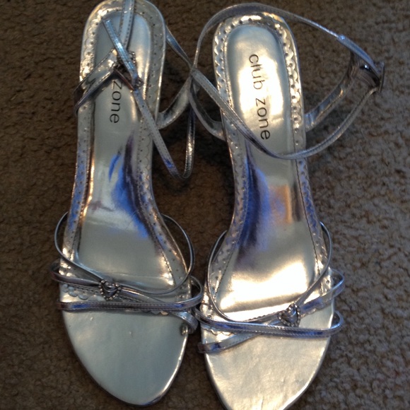 Silver heels - Picture 1 of 3