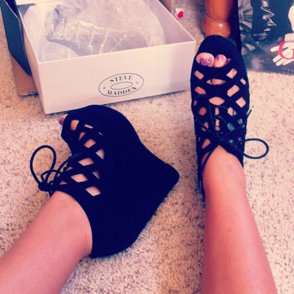 SOLD Steve Madden size 6 "waade"