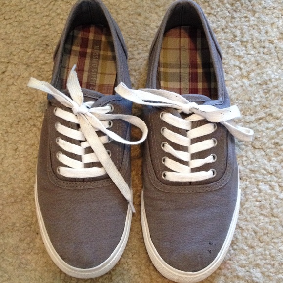 Grey shoes. - Picture 1 of 2